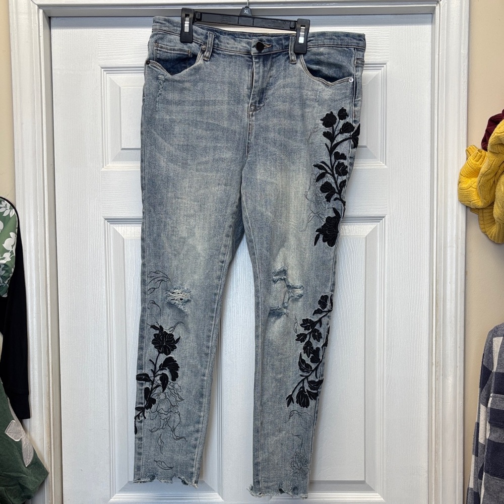Coco + Carmen Floral Navy Embroidered Jeans Frayed Hem L/XL